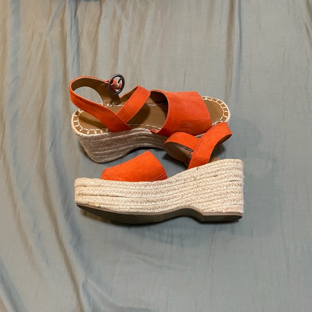 Universal Thread Platform Sandals